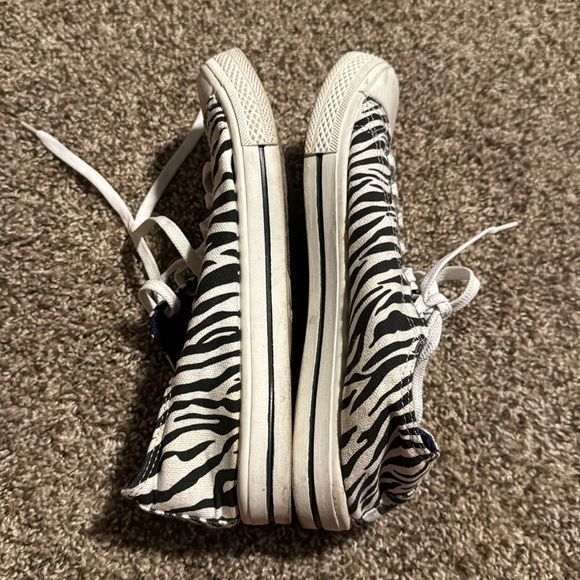 Adorable zebra-print Miley Cyrus & Max Azria converse-style sneakers (8) - Picture 6 of 11
